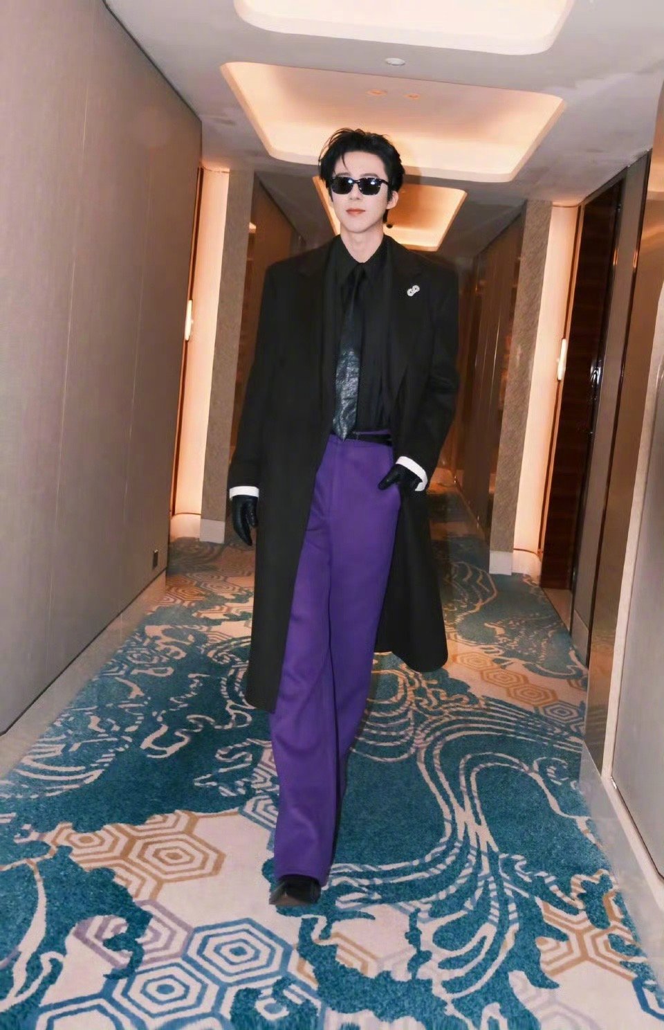 刘宇宁紫色造型是南枫经纪人搭的吧刘宇宁尖叫之夜这套紫色造型绝了！黑紫配色一整个c