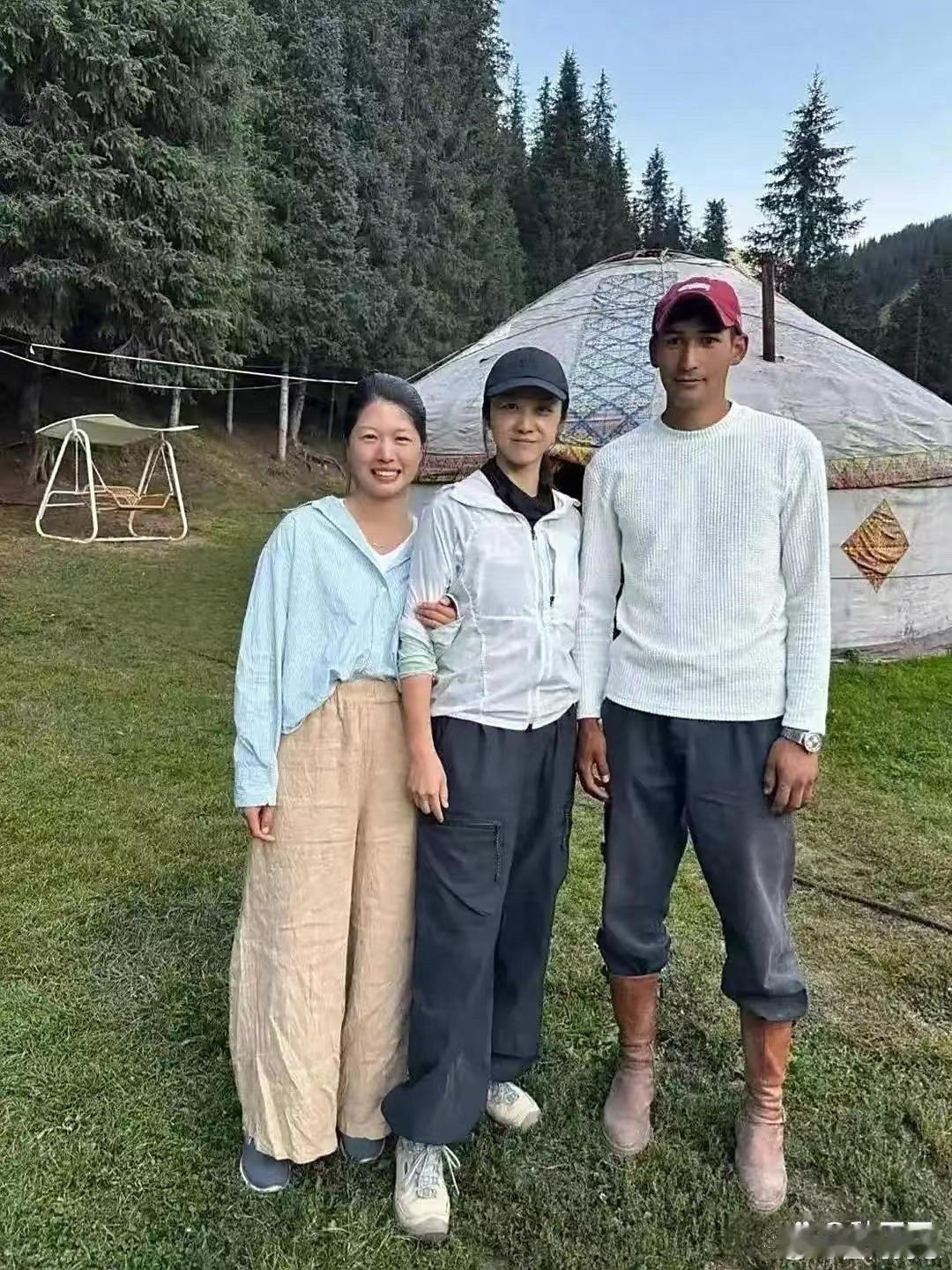 汤唯一家三口在新疆同框的画面太温馨了！55岁的金泰勇素颜出镜，虽然岁月有痕迹但气
