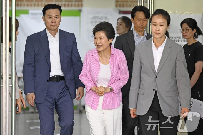 🐰今天的朴槿惠穿的太少女了！6月3日，是韩国地方选举正式投票日，朴槿惠
