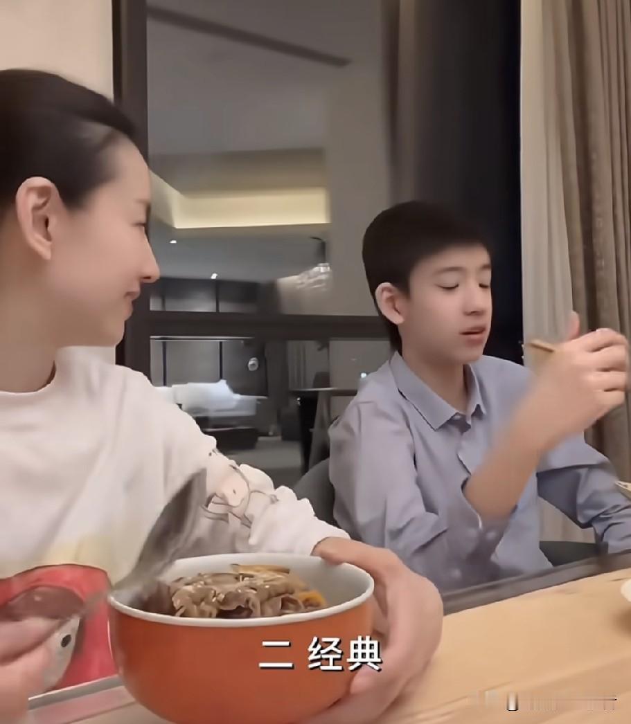 董洁和潘粤明的儿子顶顶真的好帅气，都说像梁朝伟一样帅气，其实他最像潘粤明年轻时候