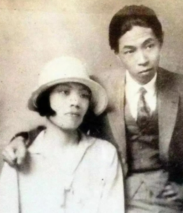 1930年，34岁的茅盾，带着怀过2次孕的女友秦德君回家，对着家人说：“我要娶她