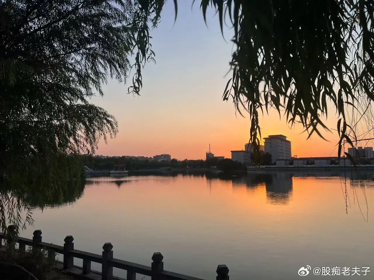 新的一轮加息周期来了，首先是哪些板块和个股要挨打？1、高估值科技股：AI应用、光模块、半导体、算力、