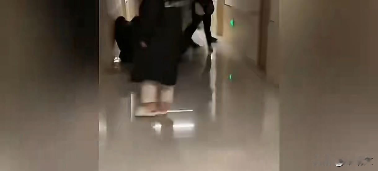 合肥一男子翻墙闯女生宿舍，蹲守2小时被当场按倒12月14日深夜，合肥幼儿师