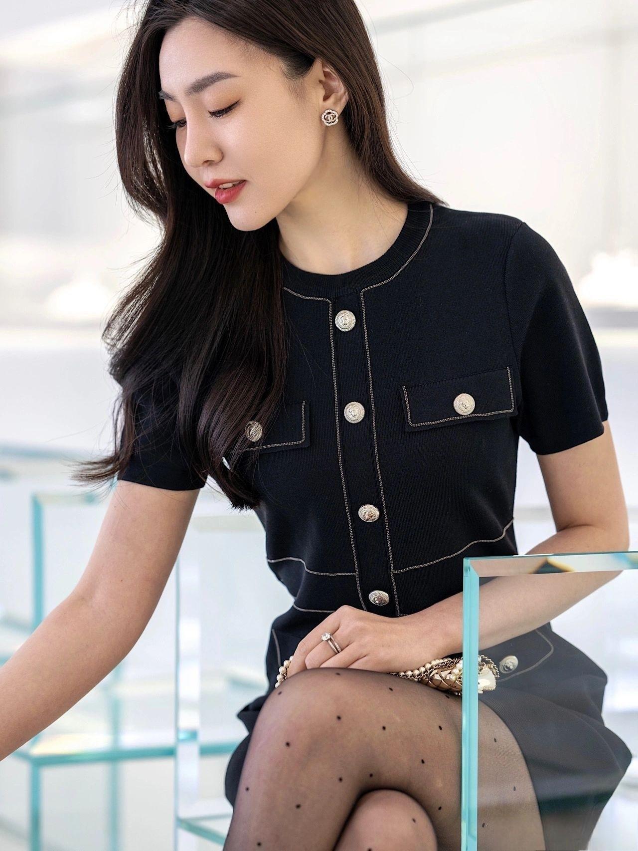 黑色小香风连衣裙自带贵气格调，珍珠纽扣和波点袜添了甜美元素，珍珠链条包又把精致感