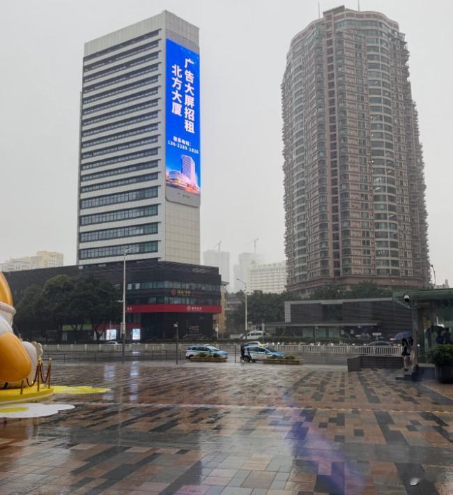 昨天的深圳惨遭暴雨！特别是龙岗区暴雨橙色预警，1小时降雨量超过30毫米，大中午的