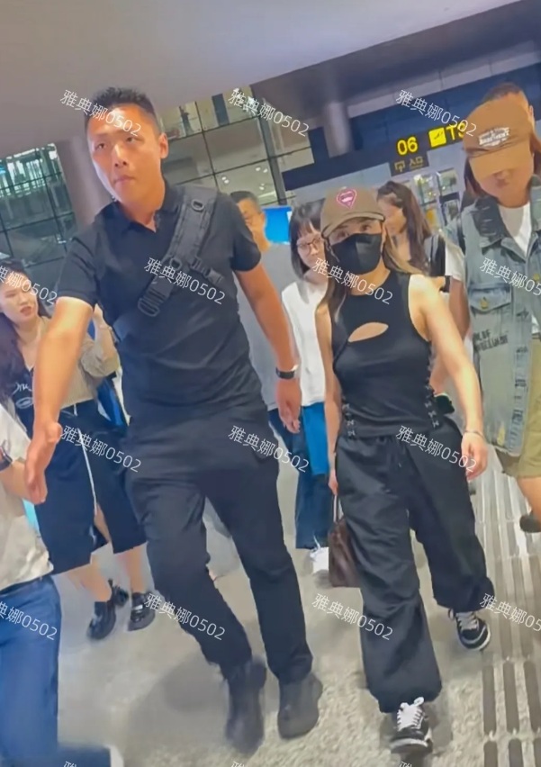 阿娇钟欣潼本人真的很幻灭，又矮又肥又老还很拽！在重庆机场遇到她，根本不是网上吹得