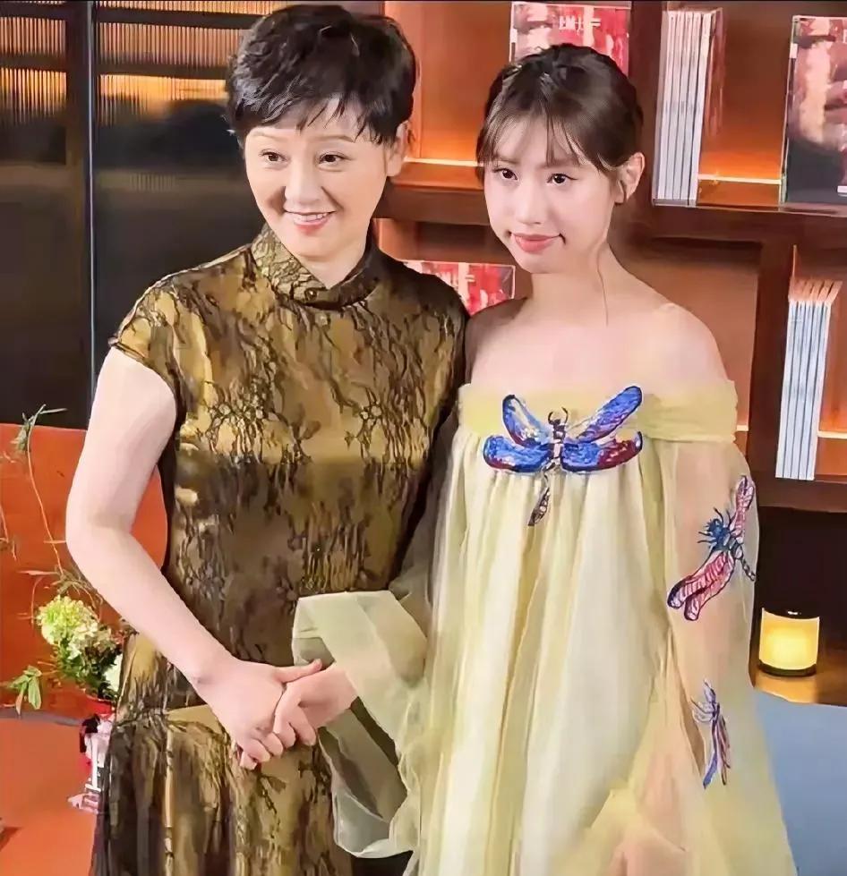 徐帆真的好温柔啊看到她私下对待养女的态度，这么爱孩子的一个人，真想不到她和尤