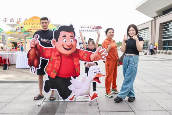 五一期间，重庆人民大礼堂前，100辆色彩酷炫的阿维塔组成的志愿者车队，成为街头