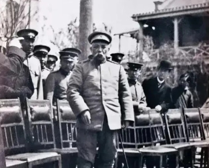 袁世凯身高不足160，从不锻炼，走进走出，楼上楼下，都要坐轿子，饭量却特别大，一