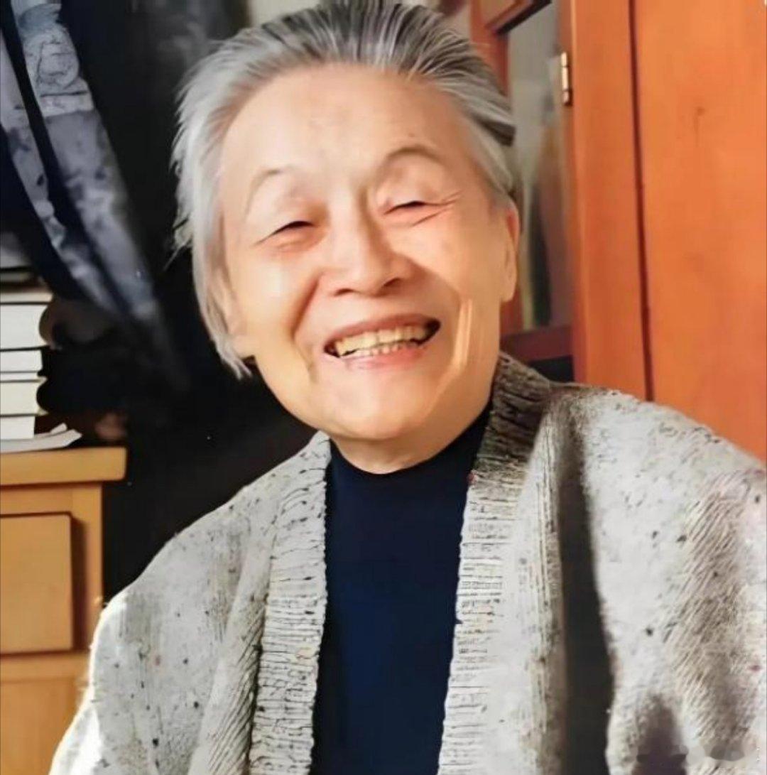 一天深夜，钱钟书又要爬上屋顶打林徽因家的猫，杨绛气坏了：“你是想打猫，还是想引起