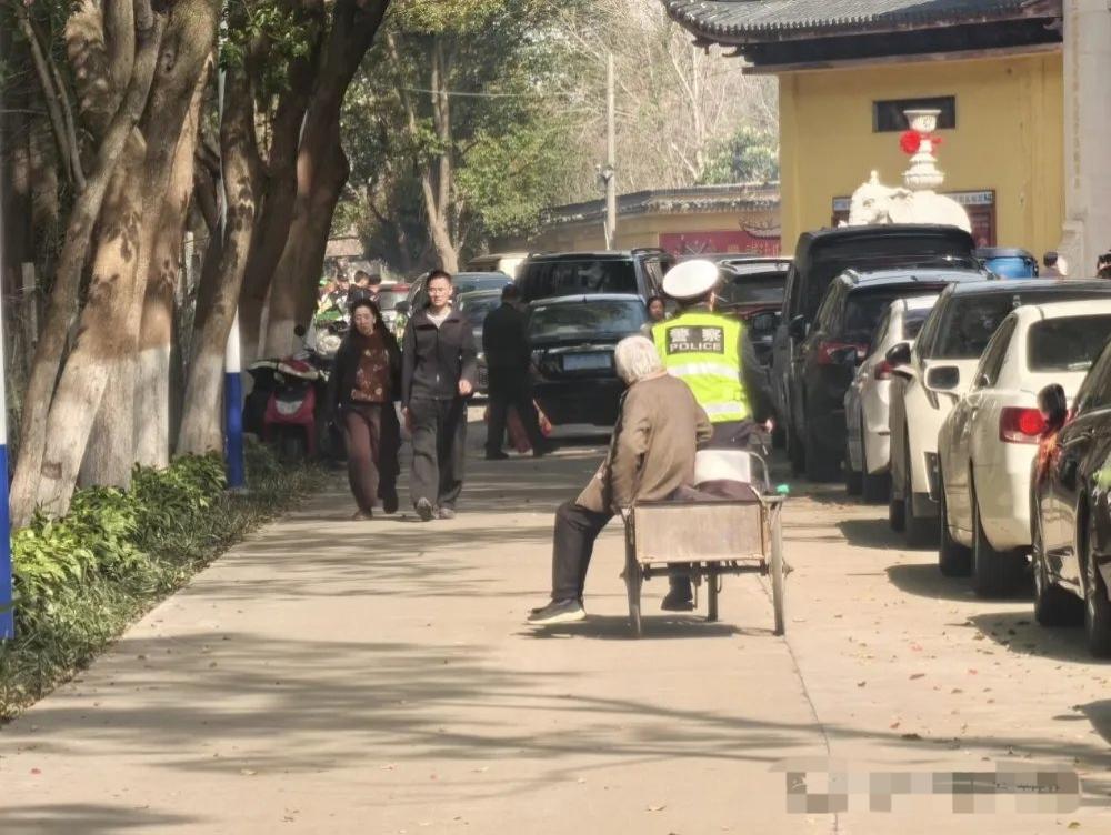 九十岁，蹬三轮十几公里：这是我这辈子，最后一次来看你了近日，江苏常州，一位九