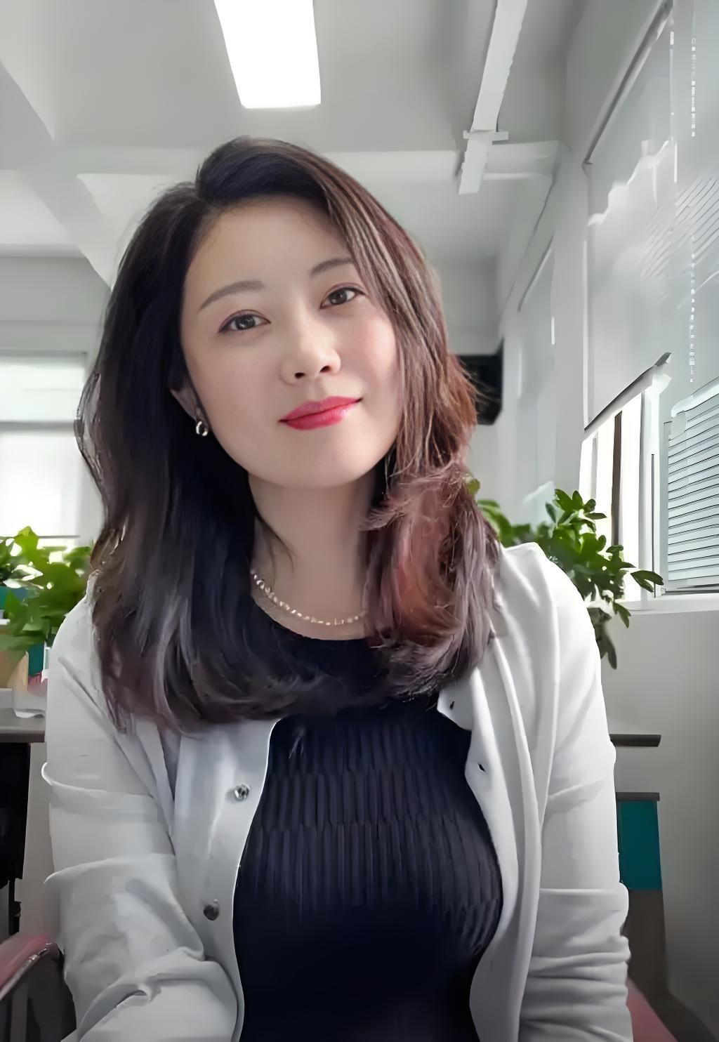 表姐上完博士，读的工商管理，工作还是不错，在一家外资企业上班，年薪40万，有一套