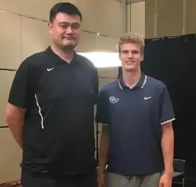 21岁中锋换字母哥？火箭疯了真有人觉得申京+3首轮能换到字母哥？雄鹿刚给他