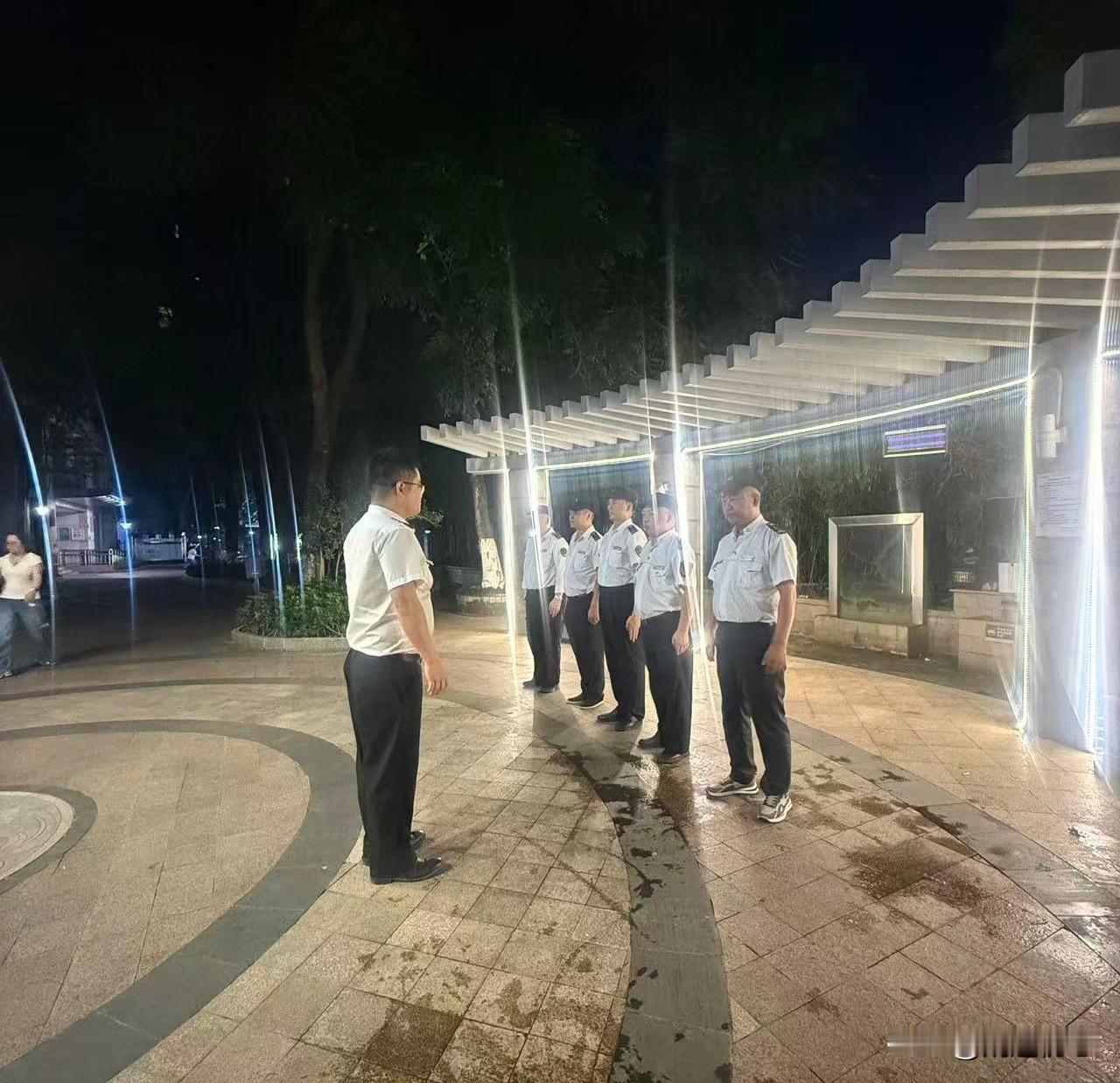 我是不是该一直干下去？仔细算算我已经干了21个月保安了，我现在居然有点喜欢这个工