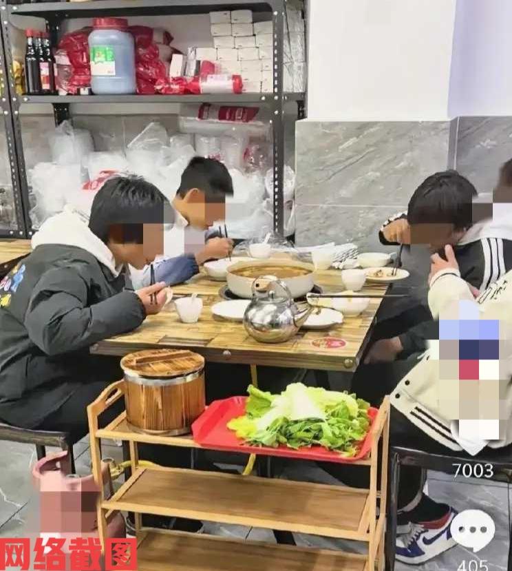 贵州贵阳有四个小男孩来火锅店。这几个小男孩要求老板给他们加工，他们努力钓上的