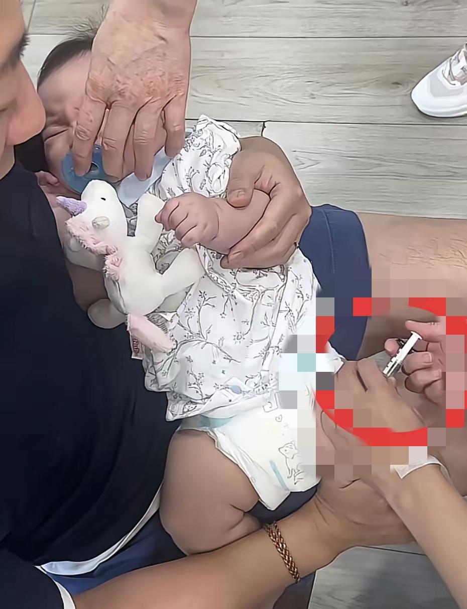 细看马筱梅动态，婴儿疫苗打大腿并非痛感更强不少人看见宝宝大腿接种疫苗落泪，