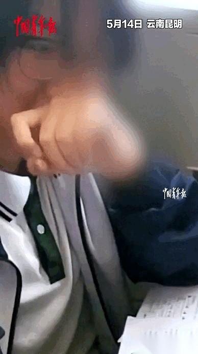 云南昆明一个初二女生，在自习课上干了件狠事。老师就坐在讲台上，全班安静得只听见