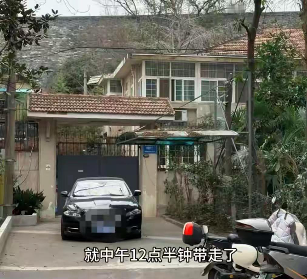 徐湖平邻居说馆长家从来没有彻夜开过灯，最近几晚上都是亮一夜灯，徐馆长中午就被带走