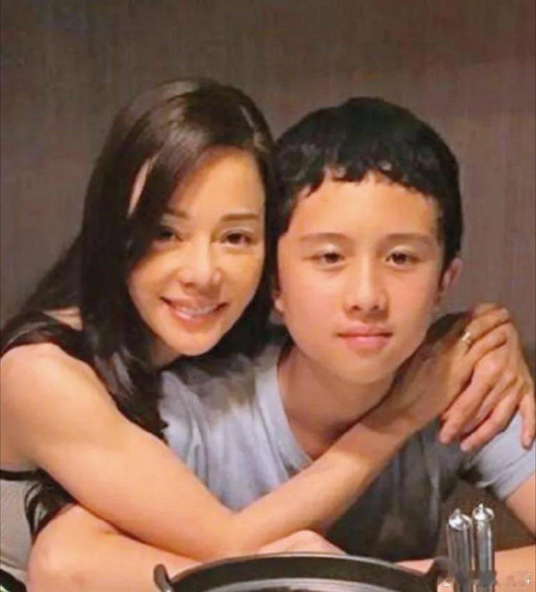 畸形的爱到底有多可怕？台湾女星狄莺，坚持母乳喂养12年，与儿子同床15年，就连儿