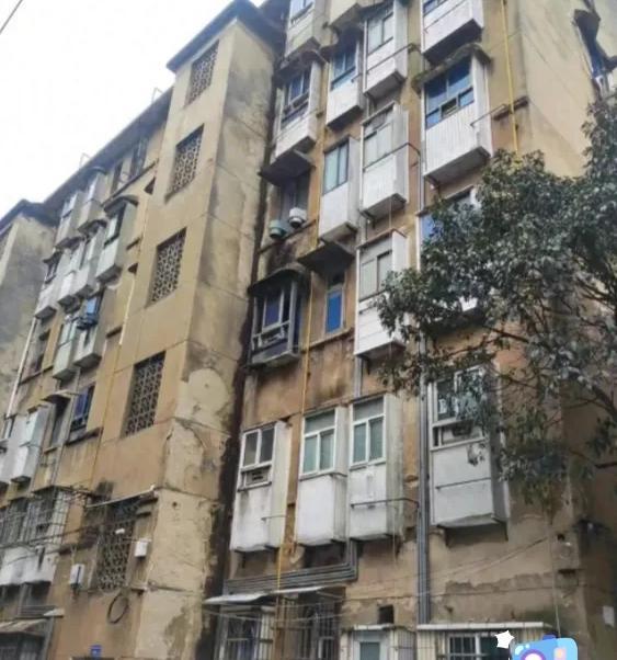 昨晚和一个在住建系统的朋友聊天，他说道：现在风向彻底变了，手里有老破小的，千万别