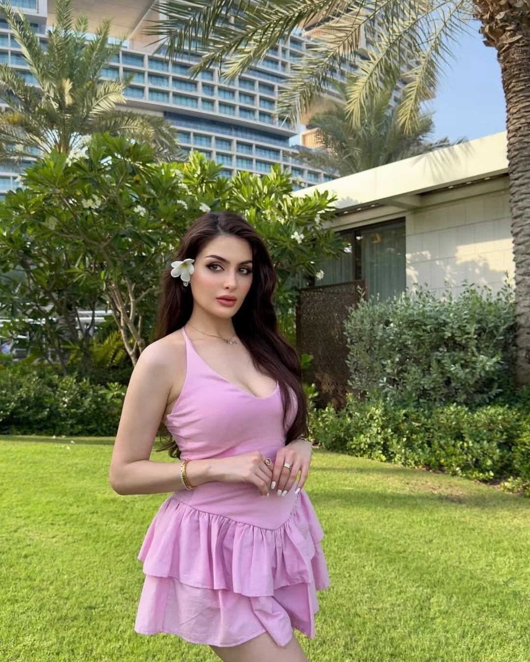 粉裙映绿草，花枝笑春风。