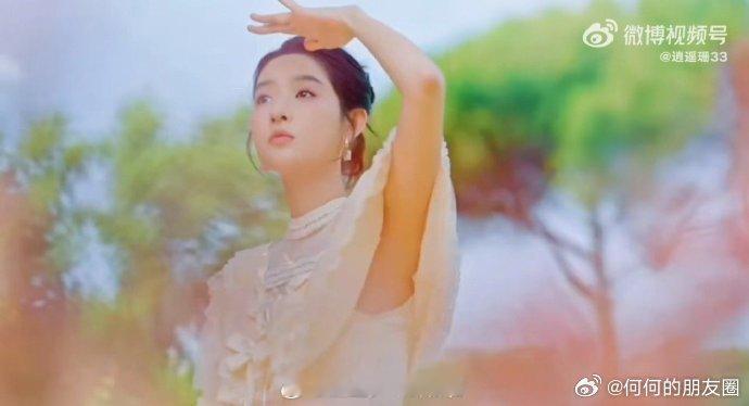 王玉雯虎妹爆改茜茜公主王玉雯在《地球超新鲜》里，奶白色蕾丝复古长裙配盘发，像茜