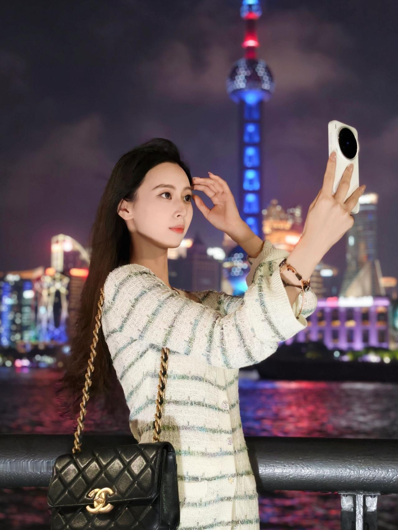终于拍到魔都夜景人像啦！当vivoX300遇到上海外滩的夜景，以及漂亮的小姐姐