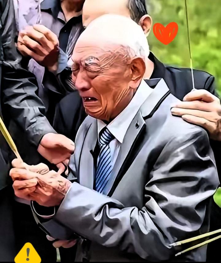 网传一则令人唏嘘的故事：天津一名69岁老人，上午被儿媳妇当众斥责，中午就着大蒜喝