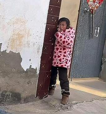 泪目了，河南，5岁女儿送爸爸外出打工，回家后说想一个人去卧室待会，妈妈推开门一看