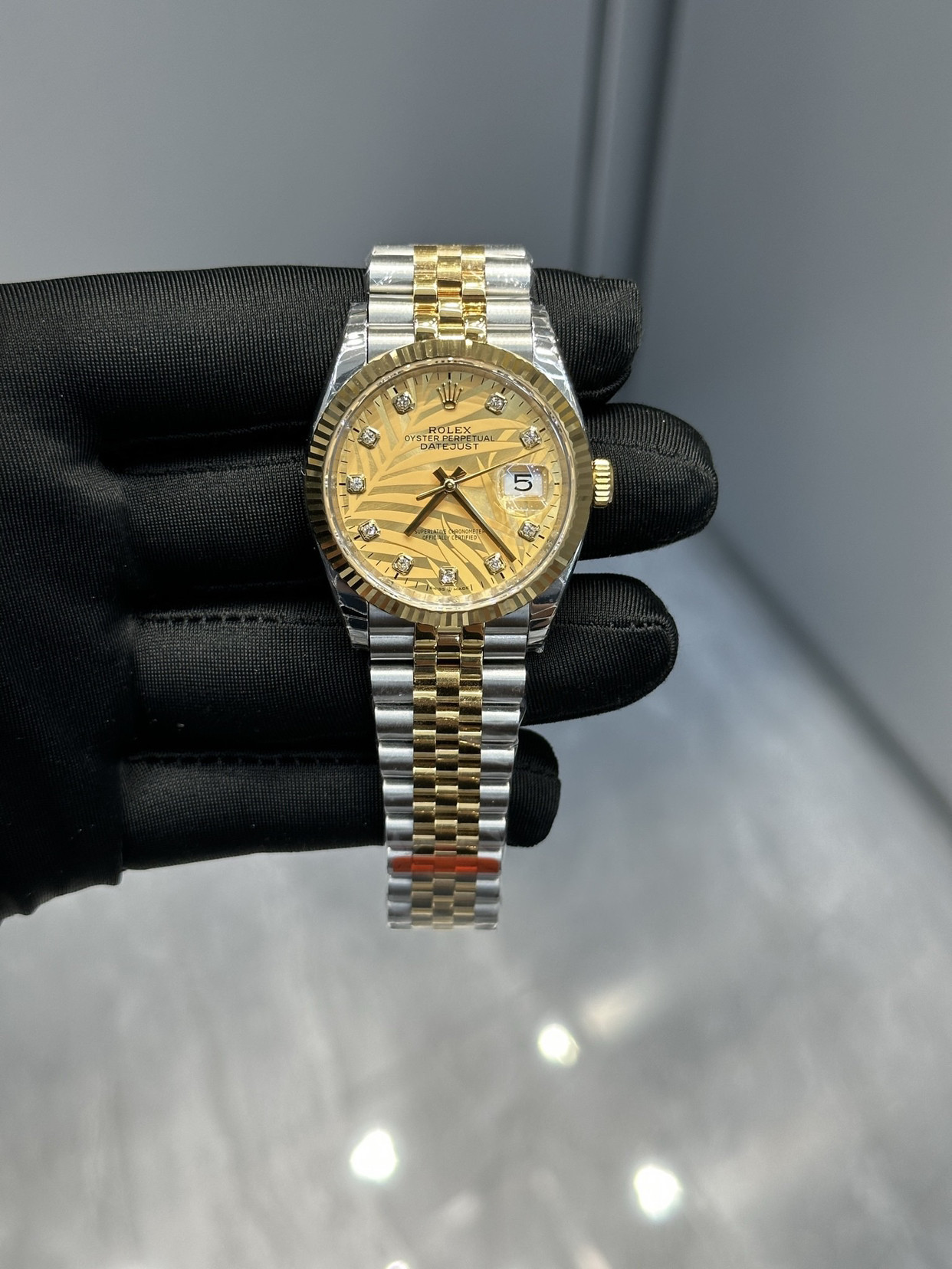 经典之选：劳力士间金日志型如果你在寻找一枚既经典又带有温暖个性的腕表，那么劳力士间金棕叶纹黄盘日志型