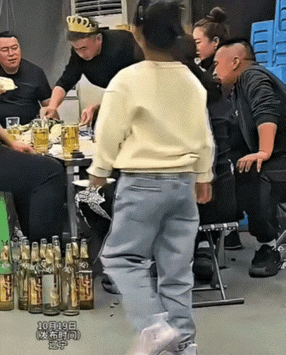 辽宁一家小饭店里，一个小姑娘直接把氛围感玩出了新高度！本来隔壁桌一群大老爷们正喝