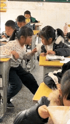 小学生的课间接头现场，不知道在密谋什么好玩的事儿！