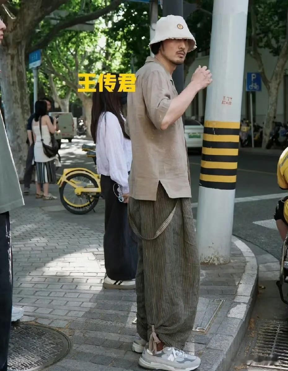 有网友在上海街头偶遇王传君，他本人很高很帅！他这个风格有点日系潮男的感觉衣服好