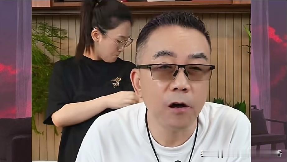 相声演员杨议最喜欢一边吃东西一边开直播，有人说他这种直播方式是对粉丝的不尊重，杨
