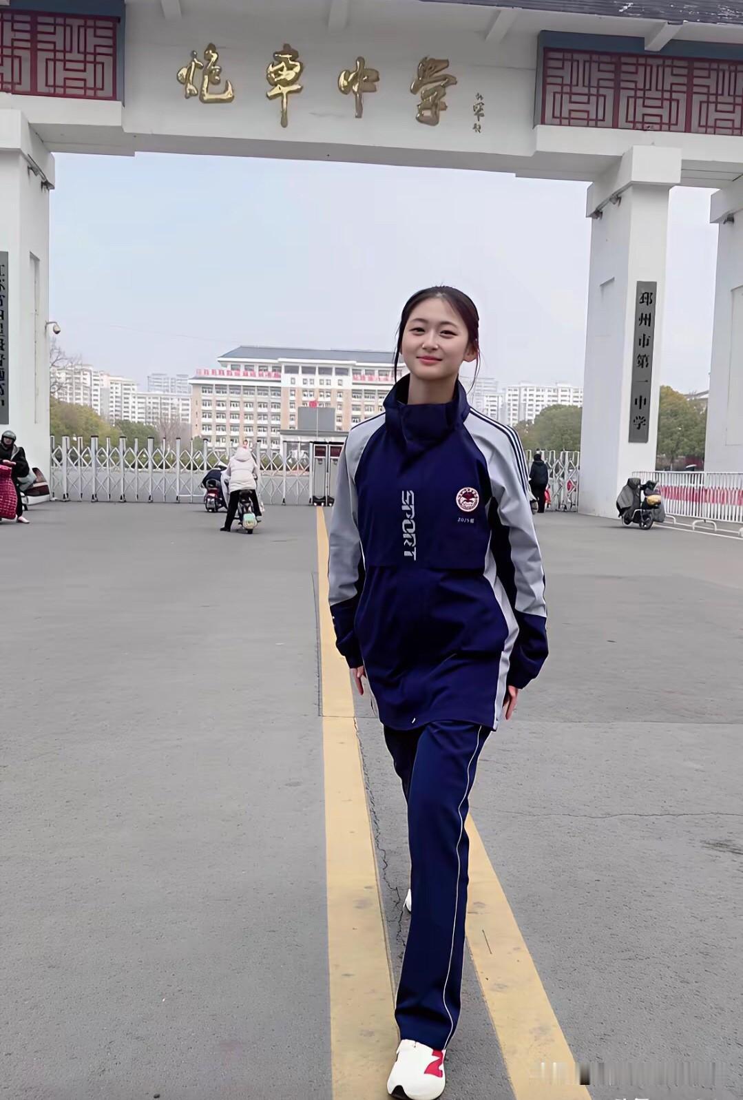 这一位女同学的颜值真是高啊，比景甜都要漂亮，上天给了她一张神颜，还给了她这么好的