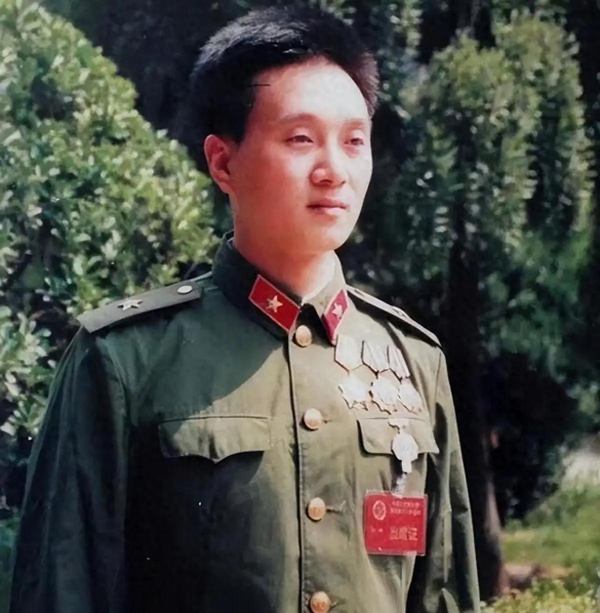 1979年，一名入伍仅52天的炊事班新兵，连续炸毁越军3个碉堡，师长拍桌说道：“