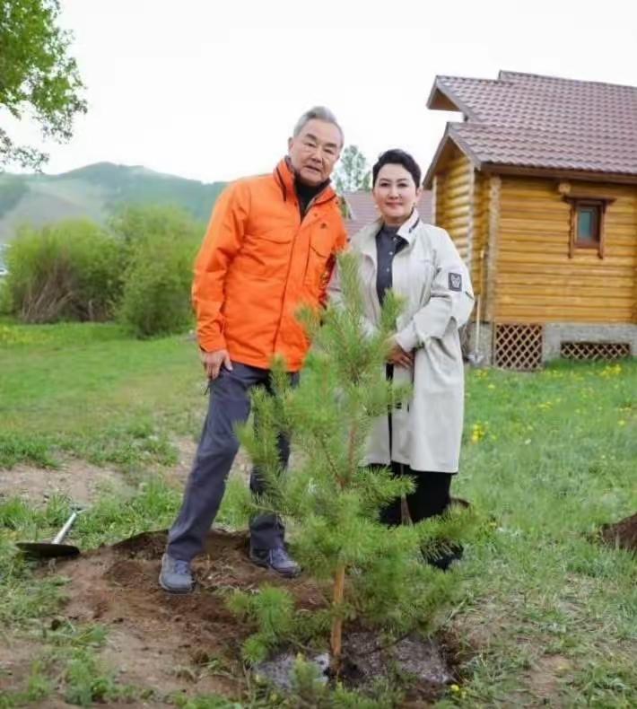 这张照片摄影师拍的好！照片中显示我外长文文尔雅，身体左倾，体现了一种十分尊重蒙