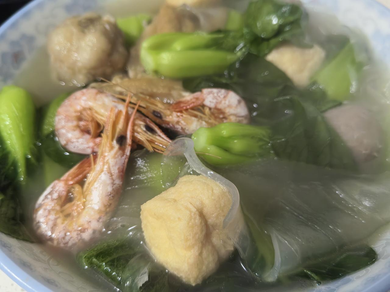 老公吃完晚饭就出去了，我知道他去哪儿了。他有一个小学同学，小时候得过小儿麻痹