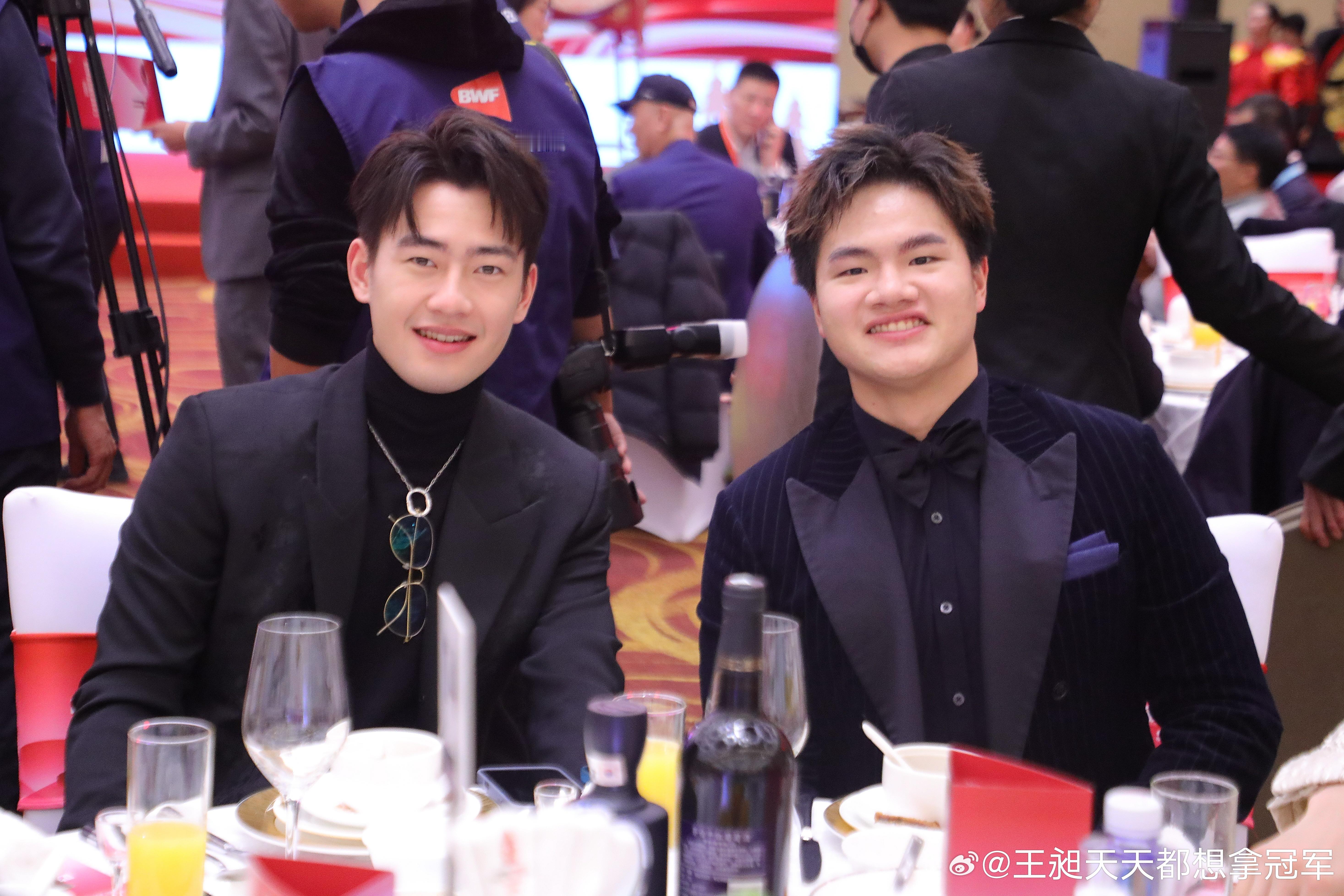 给这两只小狗抽个奖踩踩比赛啦～【抽一个🐥报销总决赛小组赛任意一场的🎫，不去可