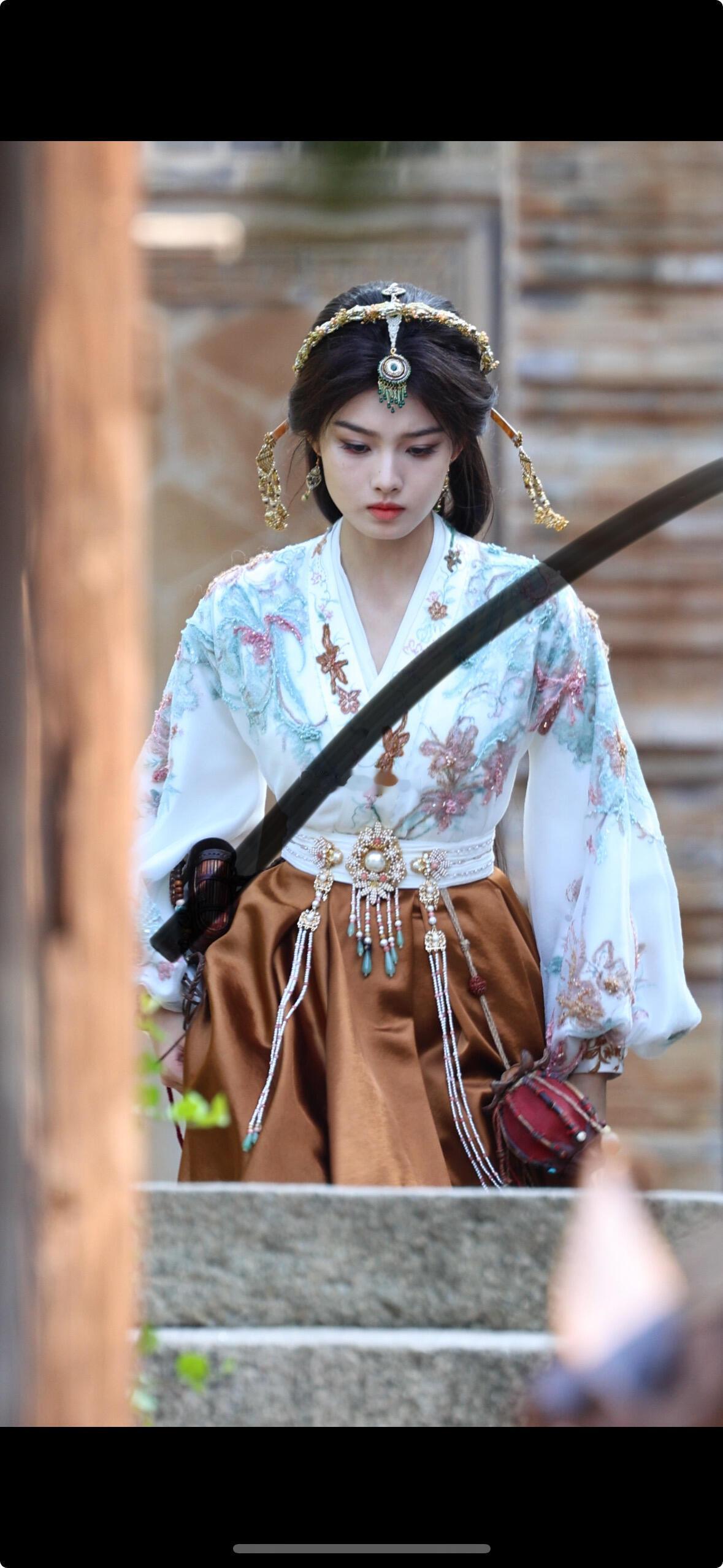 艾米百妖谱路透，原本满脸胶原蛋白都变凹了，不是所有人都适合郭敬明那一套减肥熬夜法