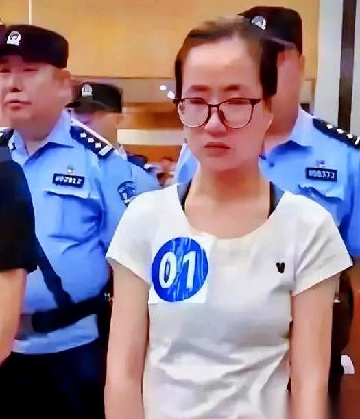 警察冲进一所大学的硕士课堂，当着所有人的面，带走了一个戴眼镜的女生。授课老师都