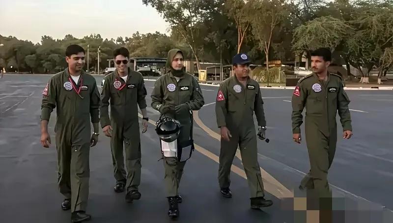 印巴空战，巴基斯坦飞行员一战成名，今天就来让我们看看巴基斯坦飞行员这些年轻的面孔