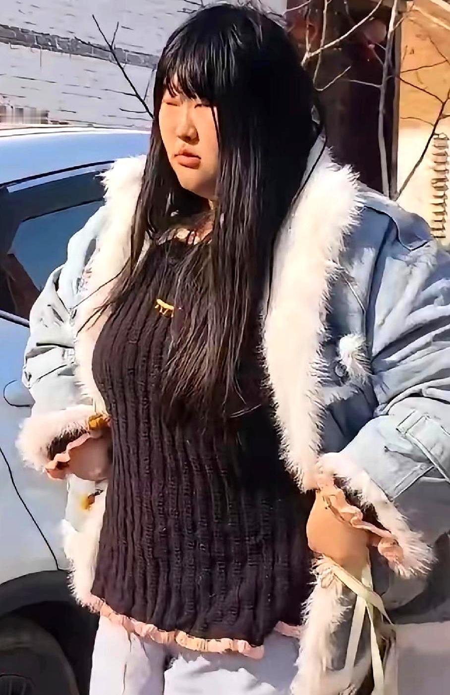 大衣哥女儿回娘家，镜头怼脸，她当场撂下一句狠话，全村都傻眼了。大年初二，刚