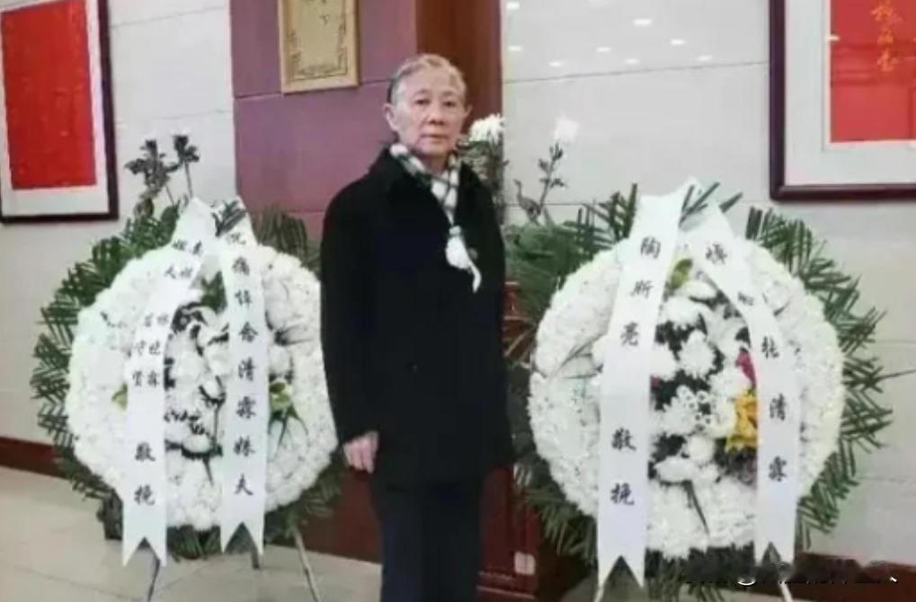 78岁的林豆豆头发花白，拄着拐杖，面容显得有些憔悴，她望着丈夫的遗体，久久不愿离