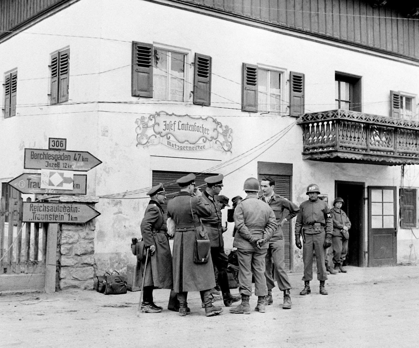 1945年5月初。德国巴伐利亚齐格斯多夫，美国第3步兵师人员和停止抵抗的德军​
