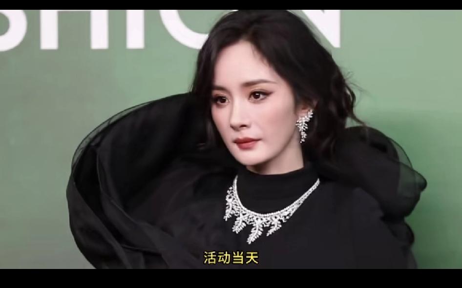 我猜杨幂后悔参加Vogue活动了[汗]，因为她穿着最贵的裙子，却没得到“最美”