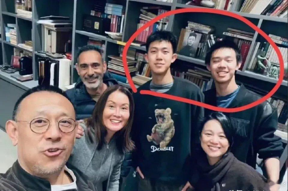 这是姜文的两个儿子和一个女儿儿子是跟周韵生的大儿子跟姜文长的一模一样姜文的女儿3