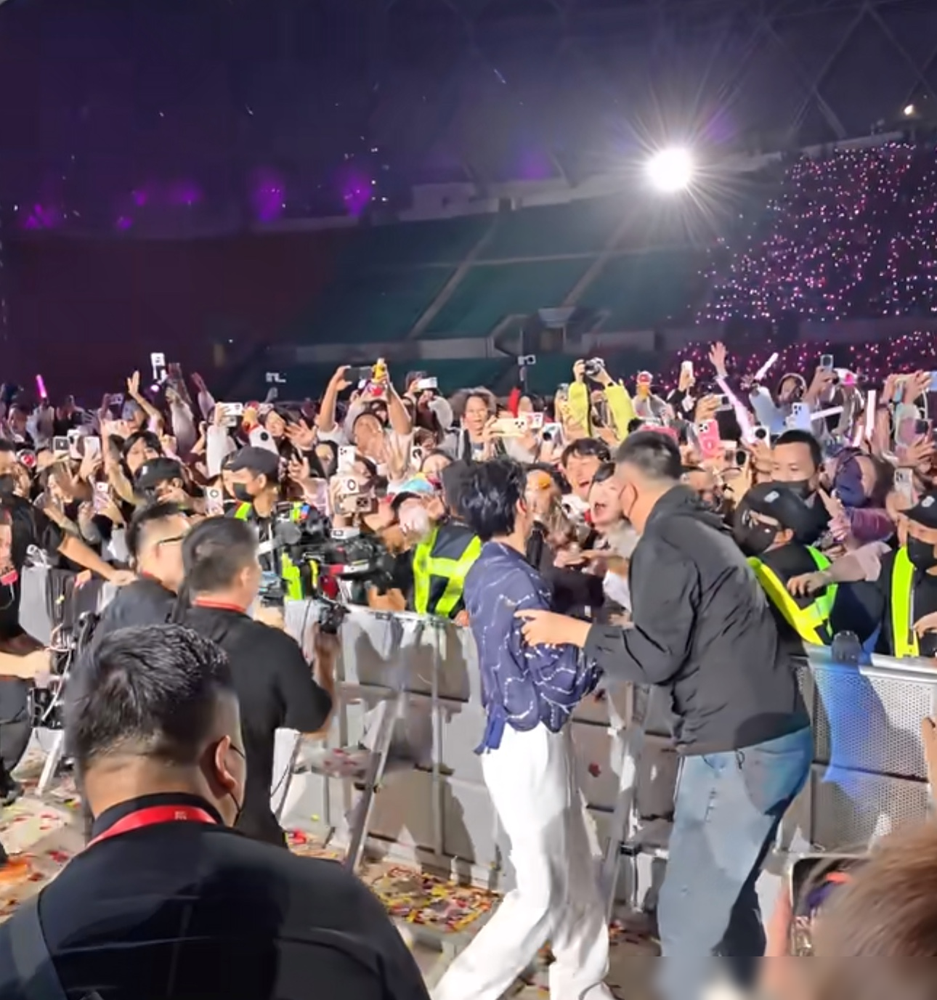 陈楚生穿着亮片服就往人堆里扎，唱到《我愿意》直接冲下台了。安保大哥拦腰抱都抱不住，他愣是从两个保安中
