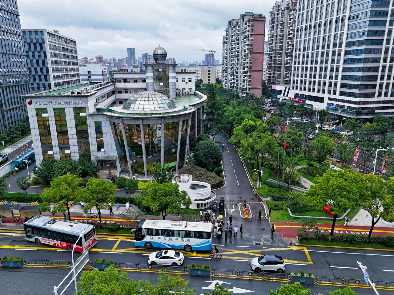 【市民看武汉：南湖硅巷见证工业焕新】6月23日，长江日报“市民看武汉”观察团走进