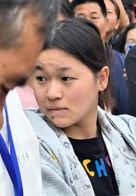 全红婵终于露面了，确实比以前胖了很多，其实她现在这样挺好的，其实退役也不错，反正